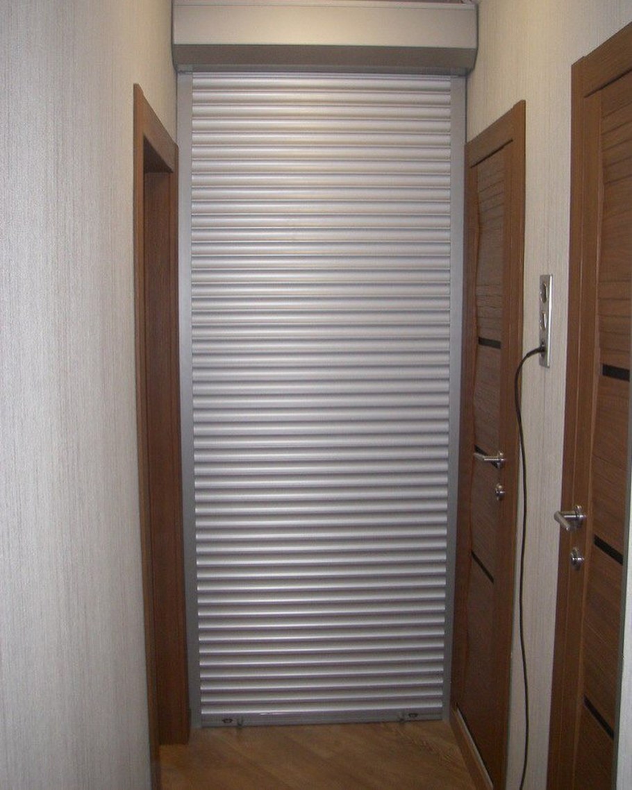 Интерьер с рулонными дверями