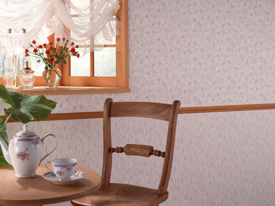 Цветы на фоне стены