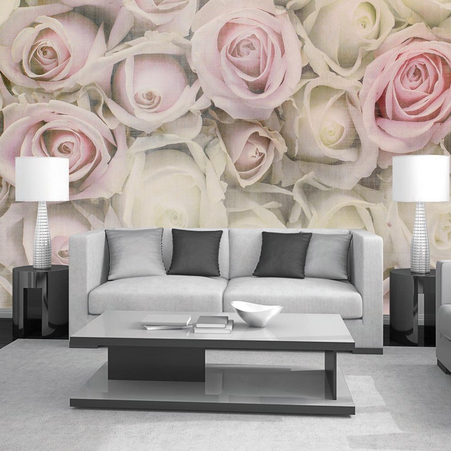 Обои с белыми розами в спальне