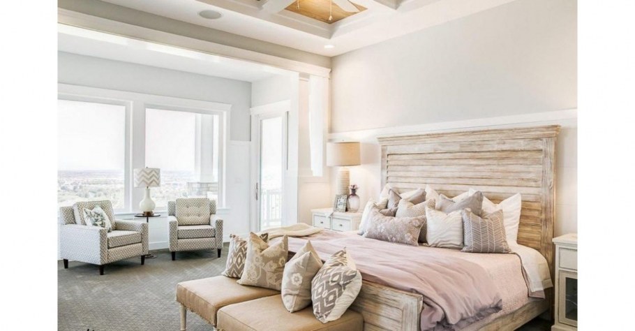 Кровать в светлых тонах