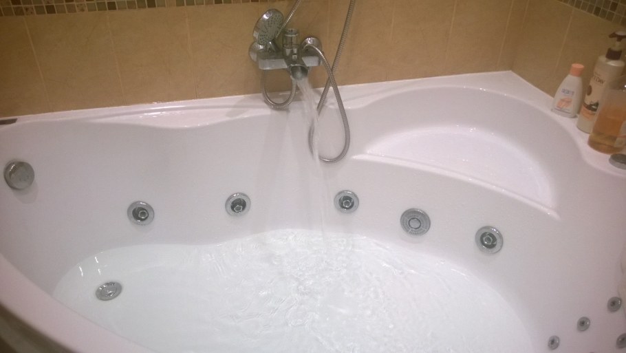 Угловая ванная 170 на 110