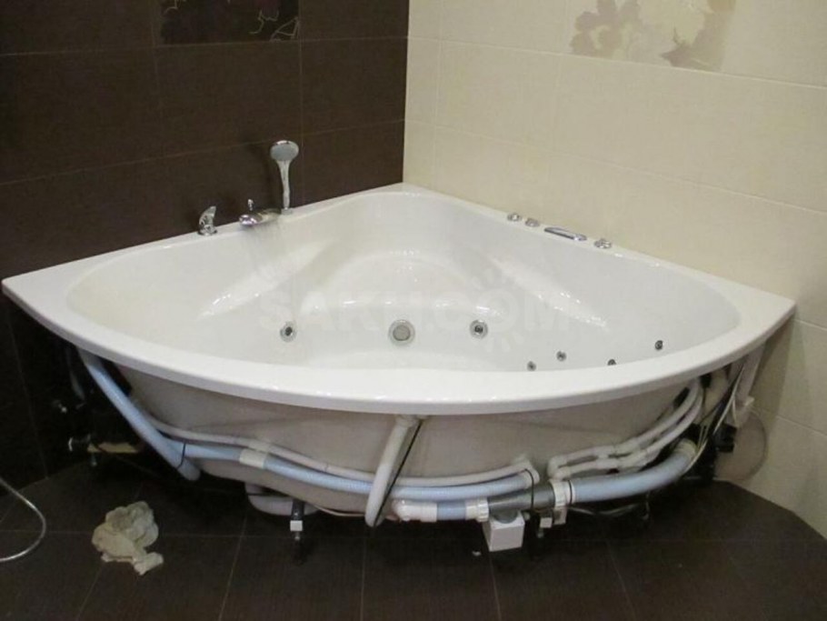 Монтаж угловой акриловой ванны