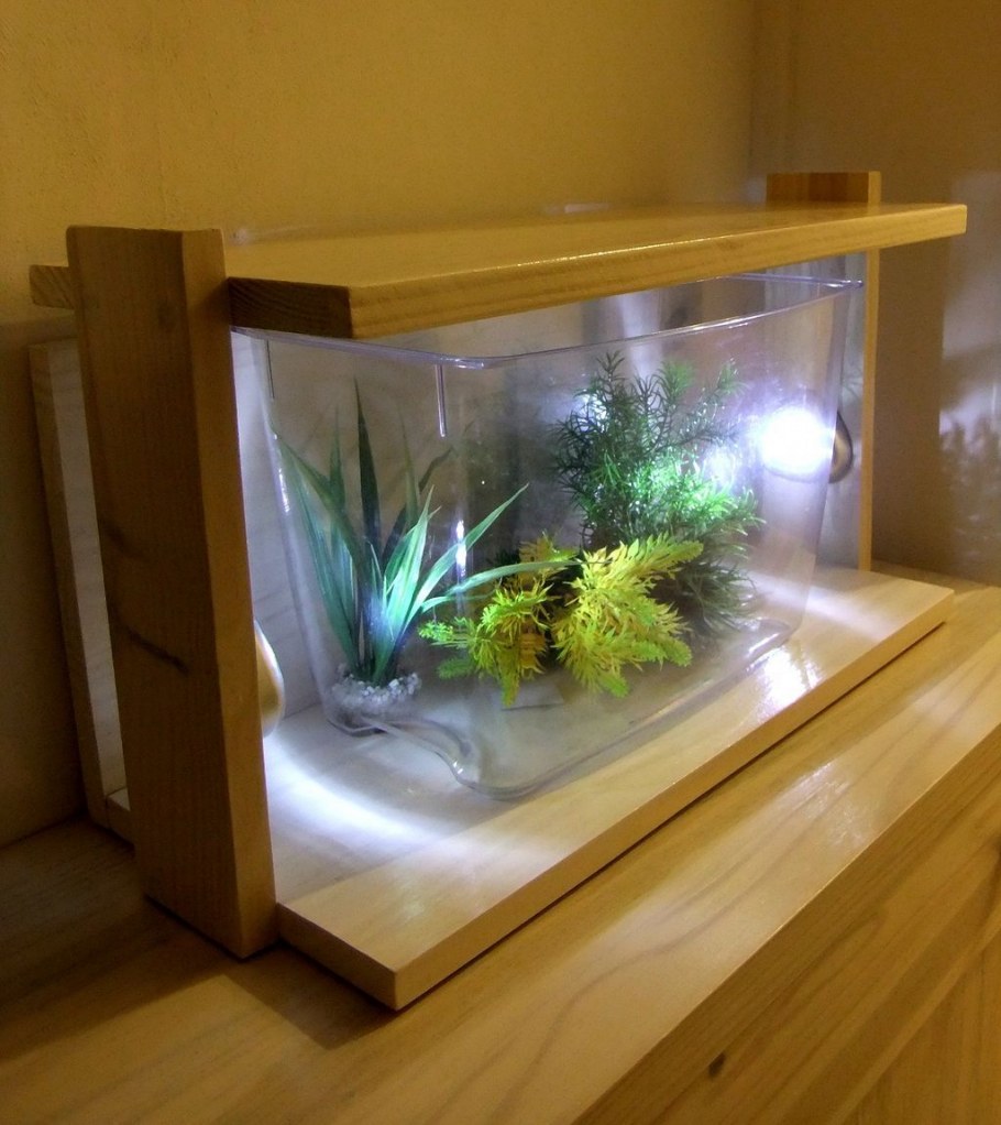 Декоративный аквариум с искусственными рыбками