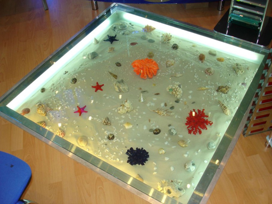 Стеклянный пол с рыбками