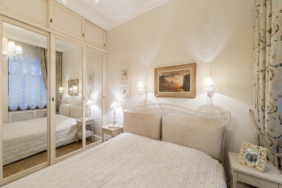 Спальня в классическом стиле в белых тонах