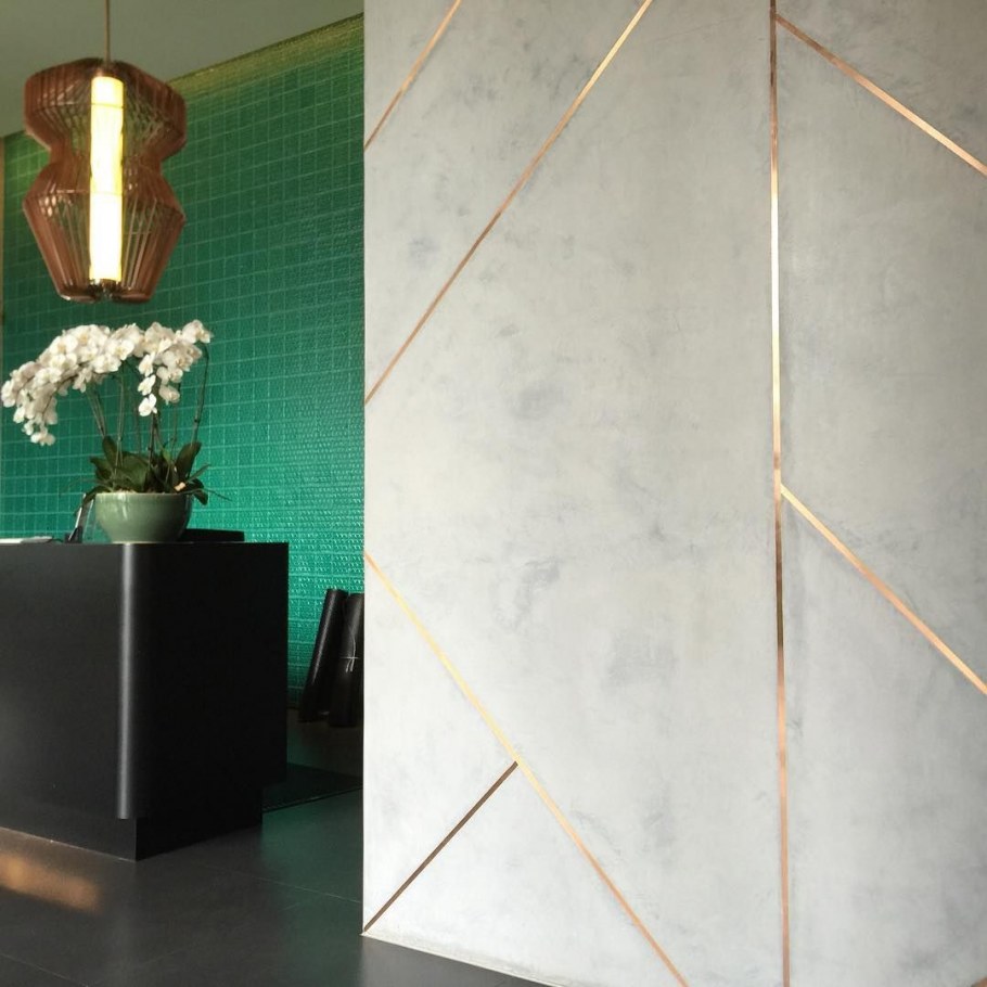 Латунные полосы в интерьере