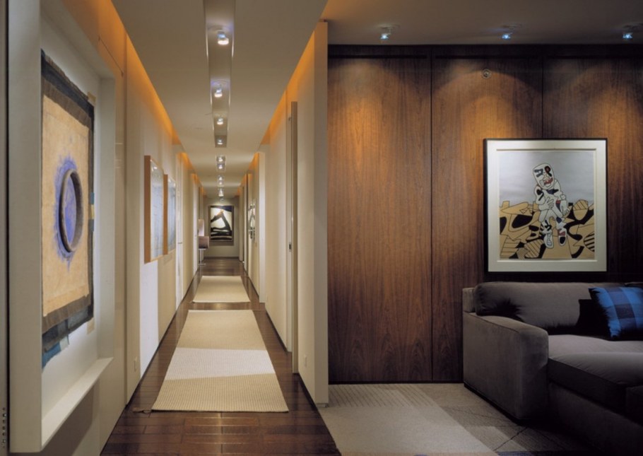 Прихожая в коттедже в современном стиле