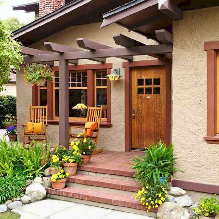 Деревянное крыльцо для частного дома с навесом