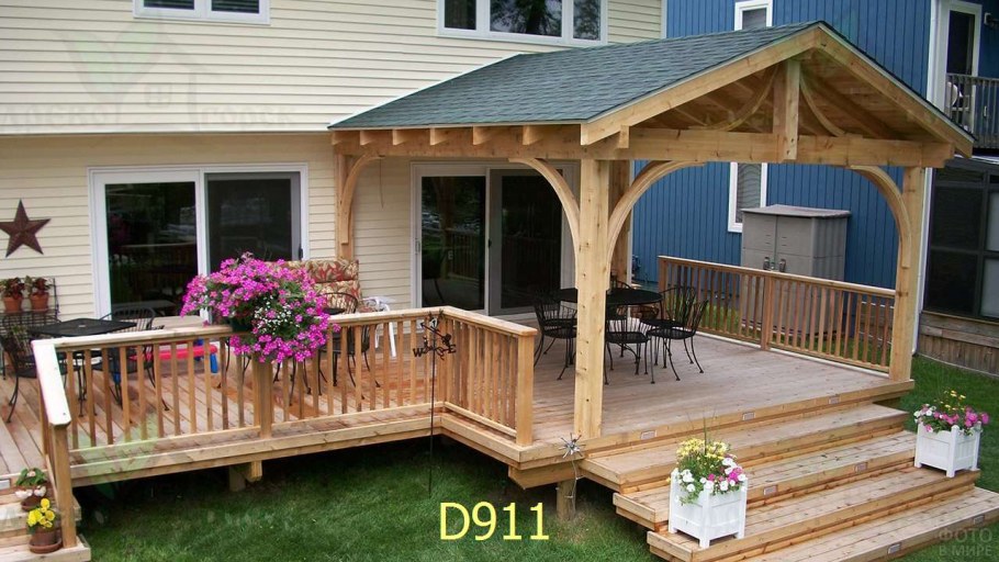 Деревний навеснад крилсом частного дома