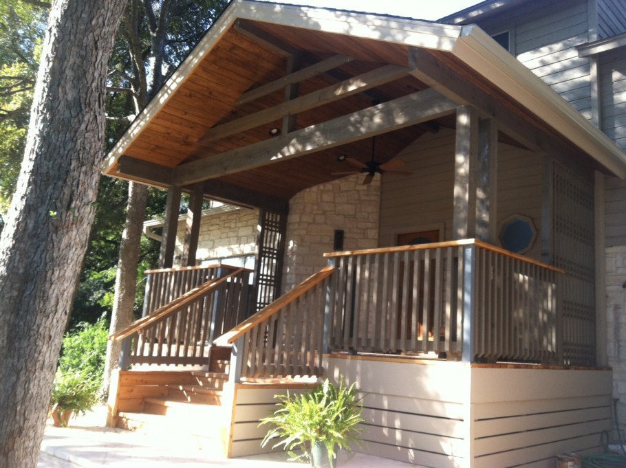 Козырёк над крыльцом