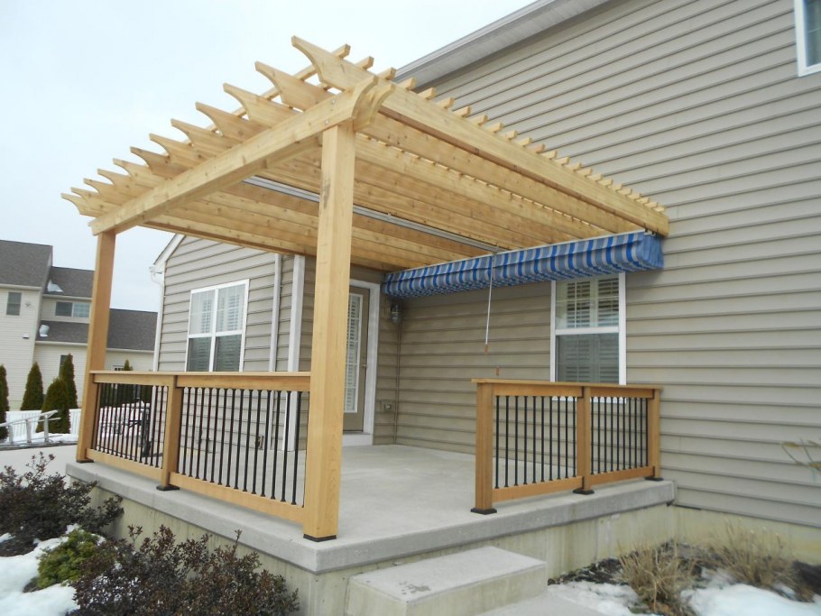 Деревянная беседка с крыльцом