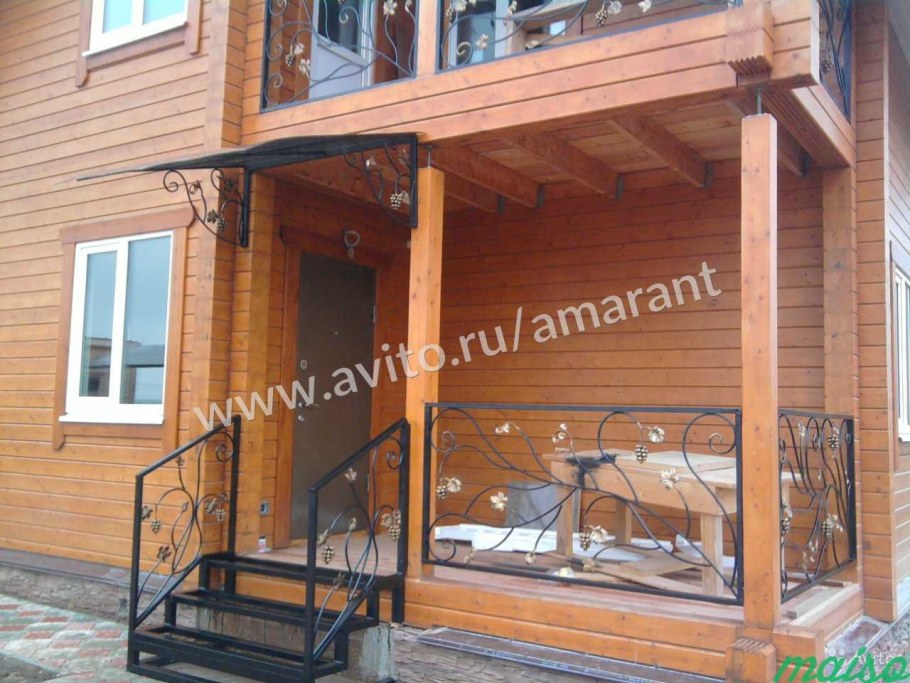 Козырёк над крыльцом к дому из дерева