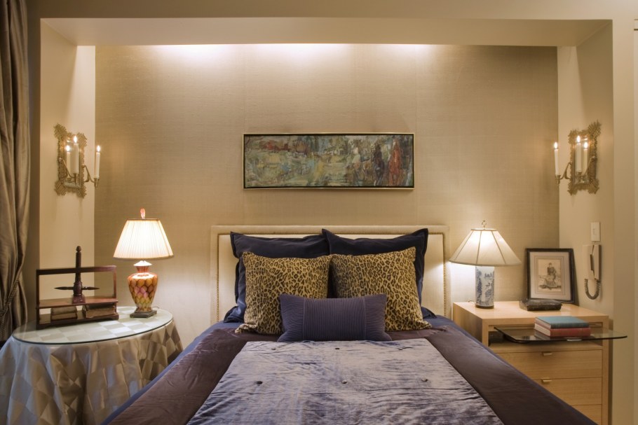 Спальня с приглушенным светом