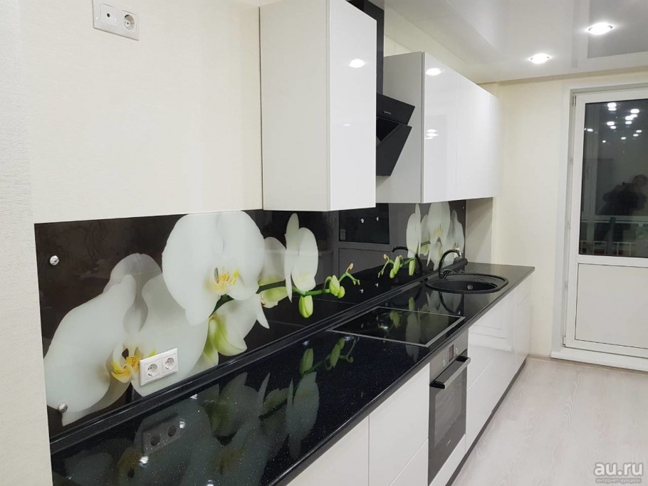 Белая глянцевая кухня с черным фартуком