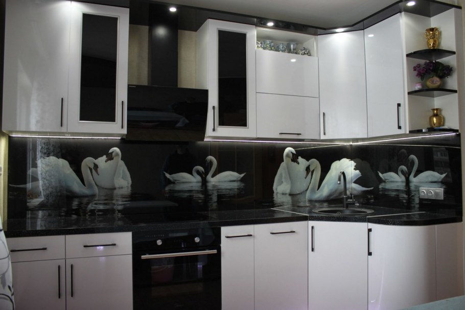 Белая глянцевая кухня икеа