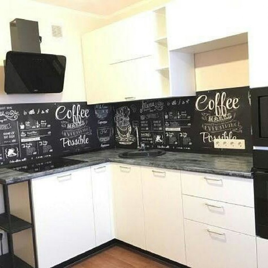 Современные кухни с черным фартуком