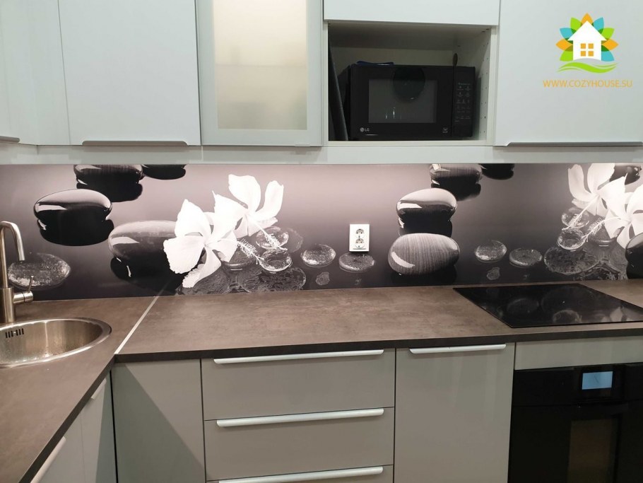 Фартук из мозаики для белой кухни с черной столешницей