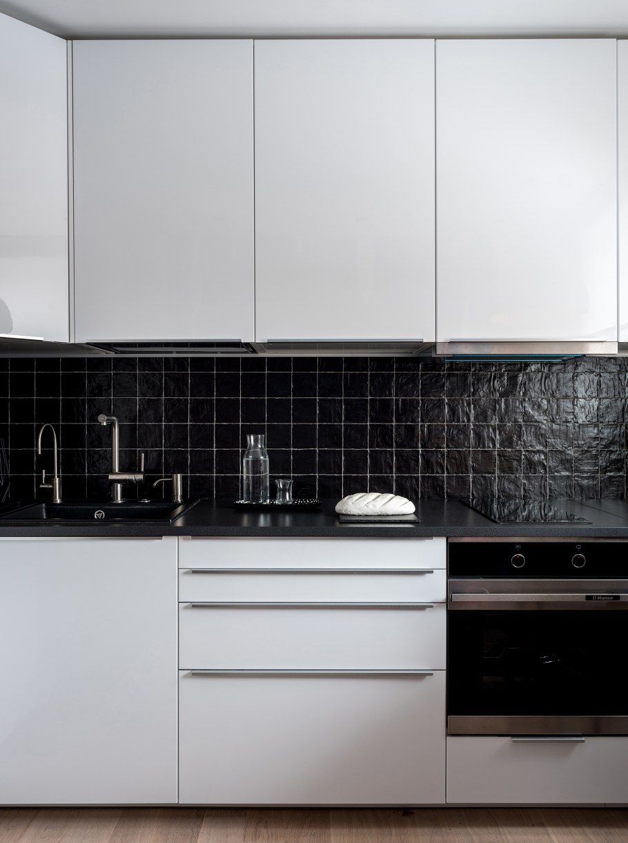 Белая кухня с серым фартуком