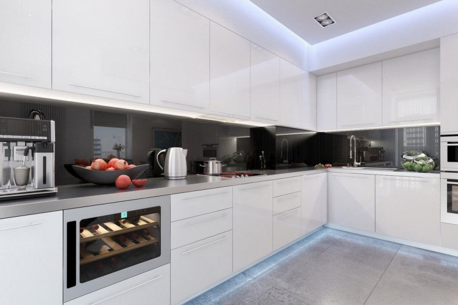 Белая кухня с черным фартуком