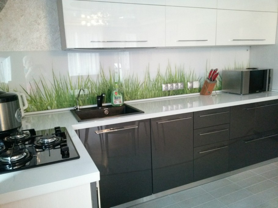 Фартук для белой кухни с черной столешницей