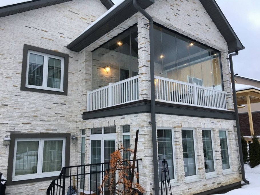 Коттедж с балконом