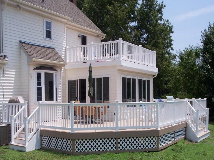 Двухэтажный домик с террасой на склоне