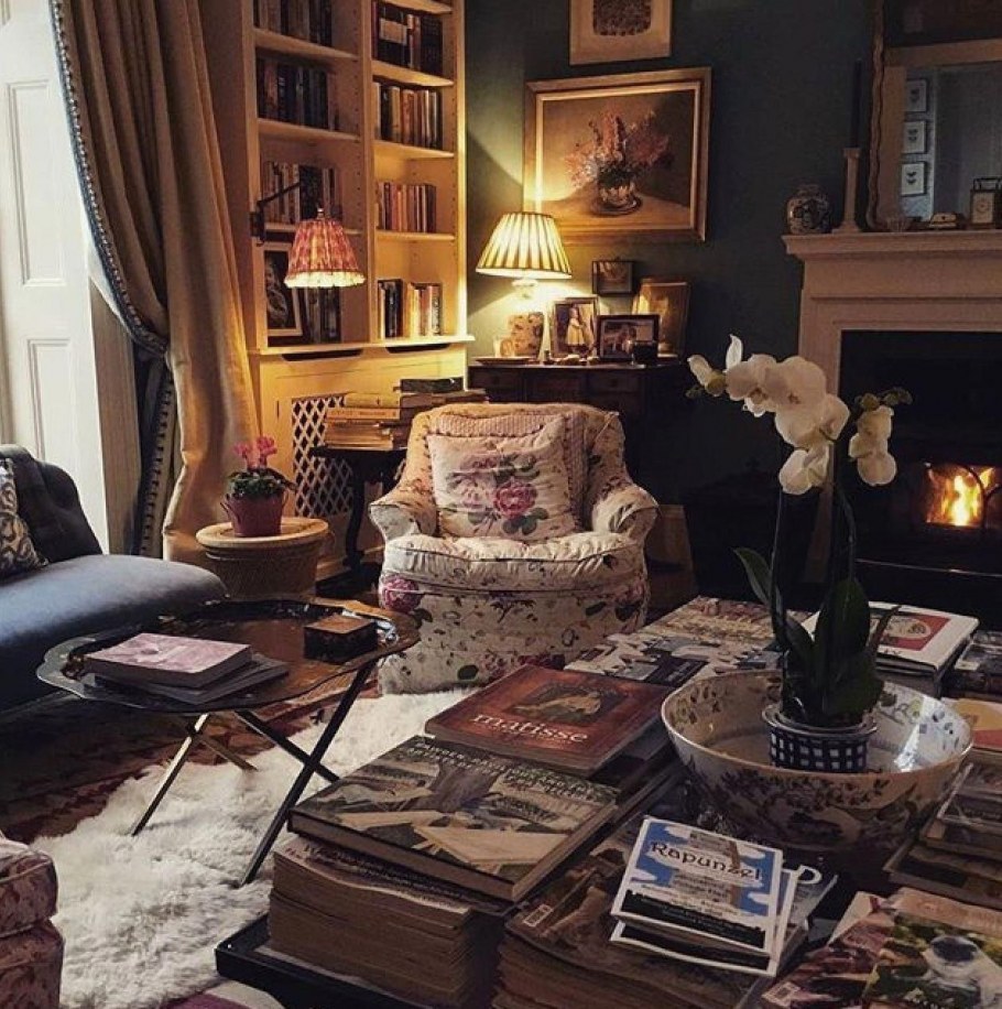 Спальня с камином