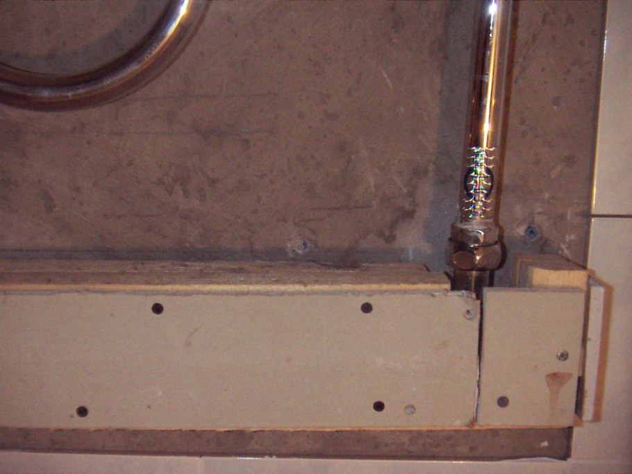 Короб в ванной для труб снизу