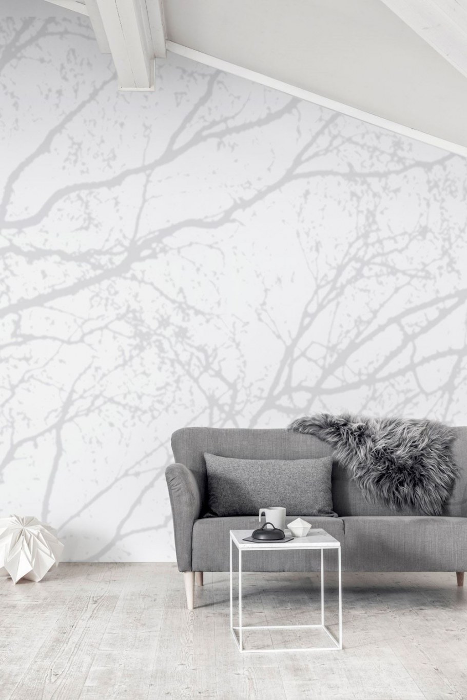 Диван у стены в интерьере