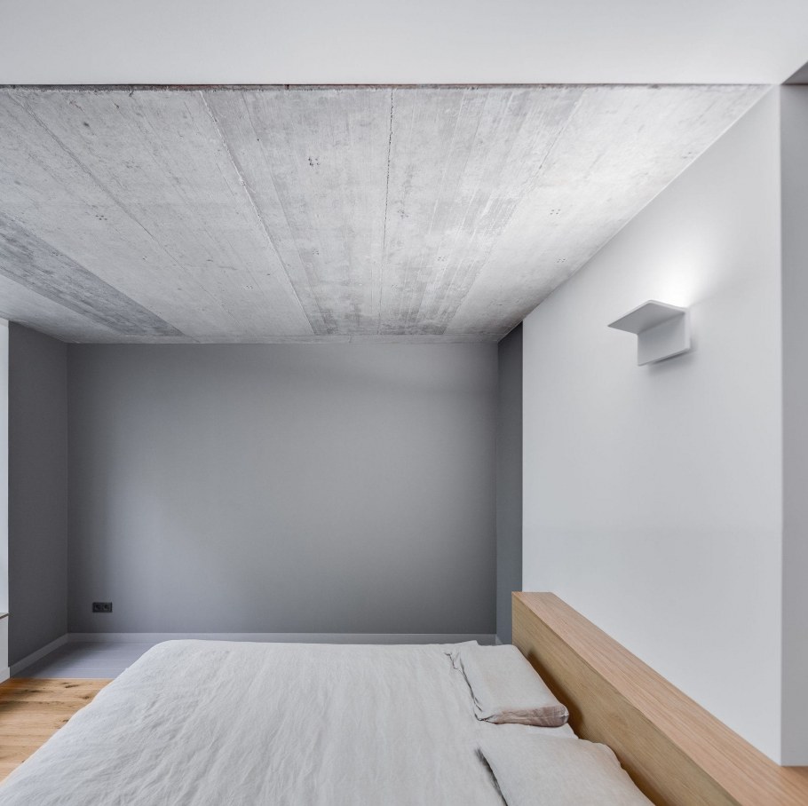 Серая стена с молдингами