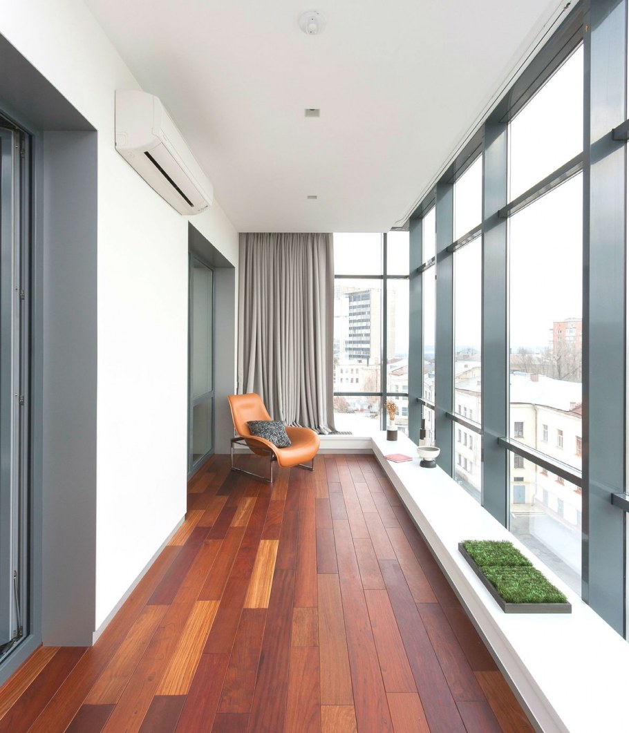 Красный балкон