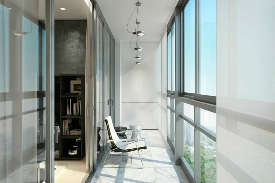 Интерьер лоджии с панорамным остеклением