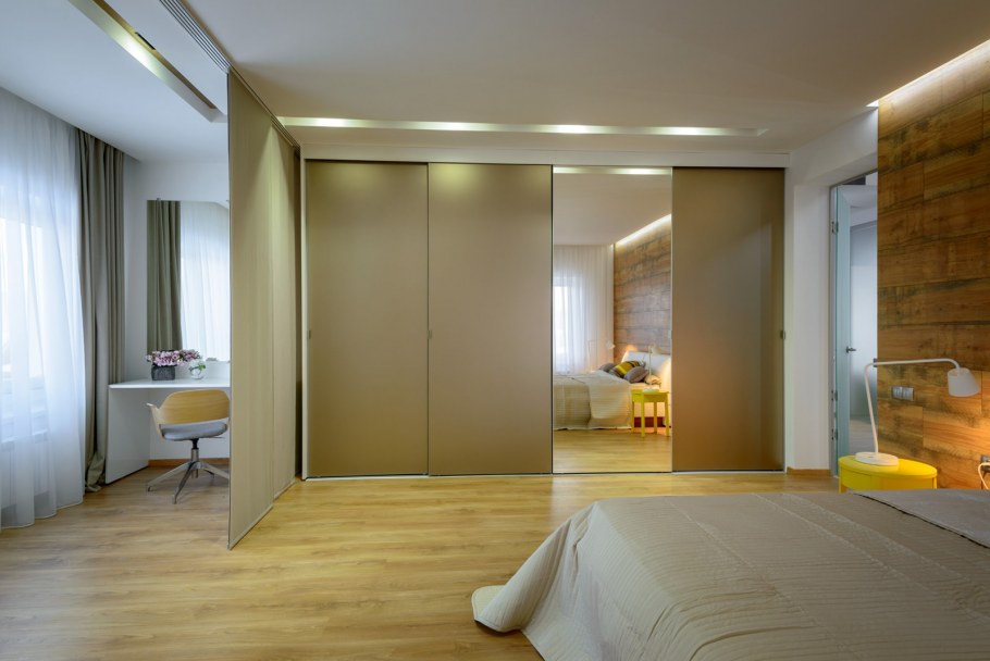 Шкаф-купе в спальню встроенный для зонирования