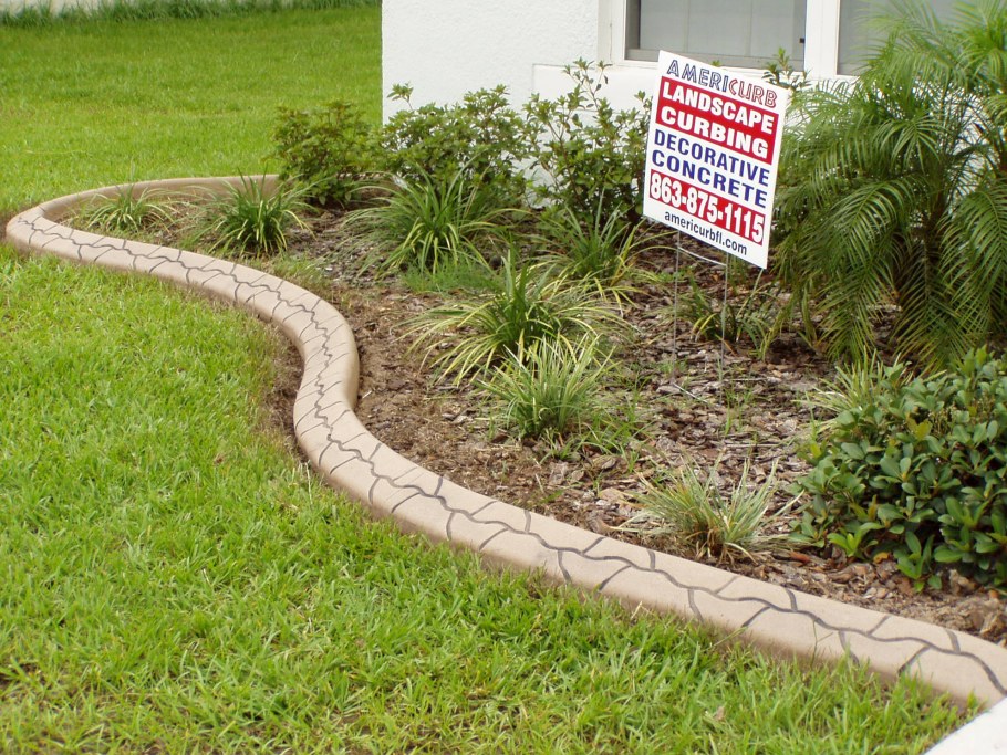 Фигурные бордюры для клумб из бетона