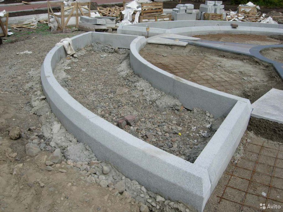 Палисад бетонный в ландшафте