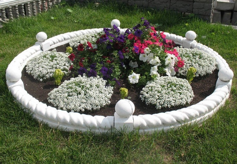 Цветник из бордюра тротуарного