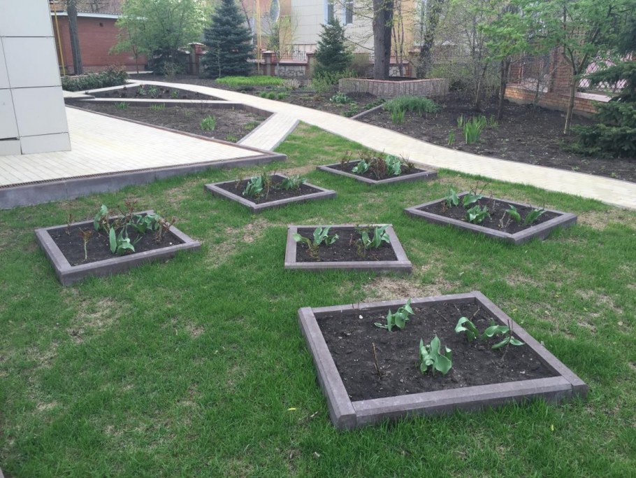 Дорожка из бетона с бордюром