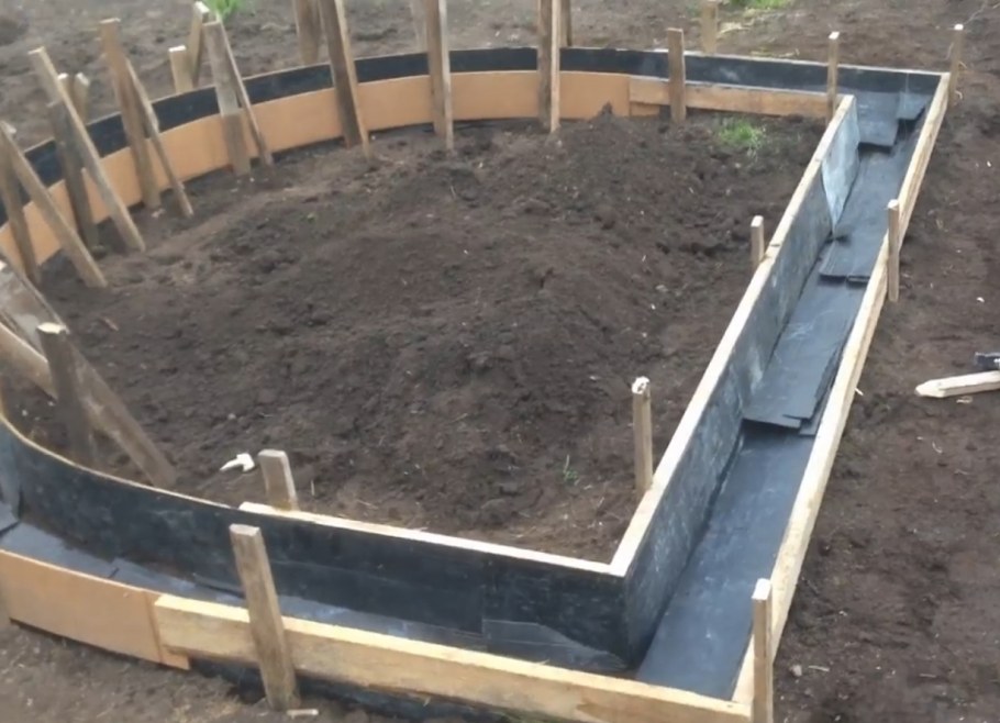 Цветник на подпорной стенке