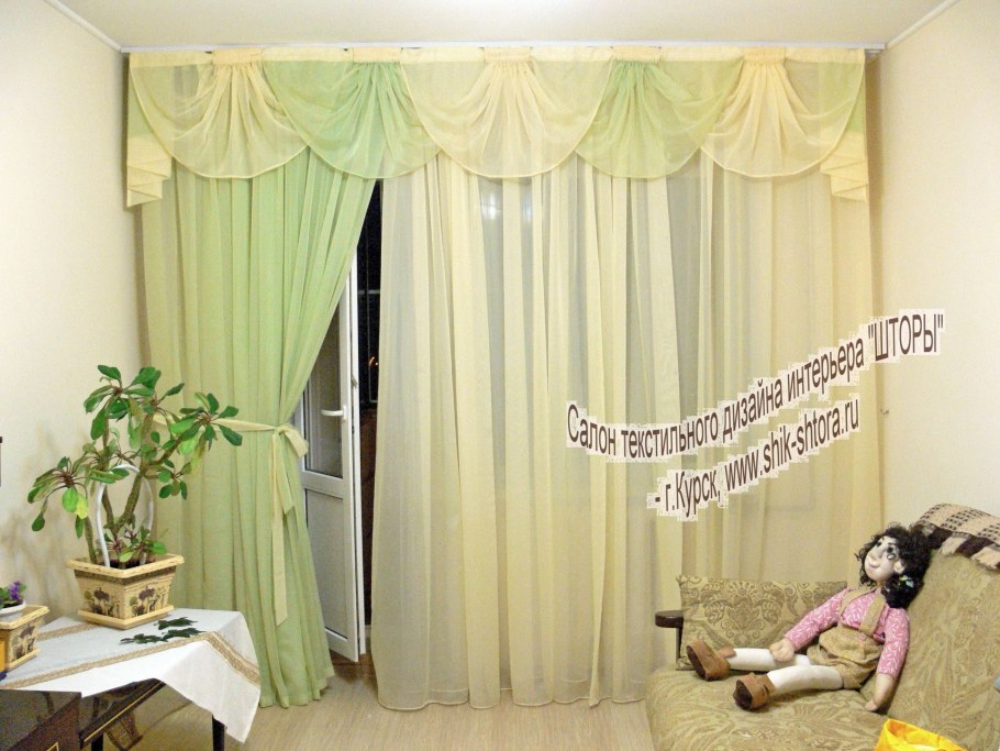 Тюль в комнату с балконом