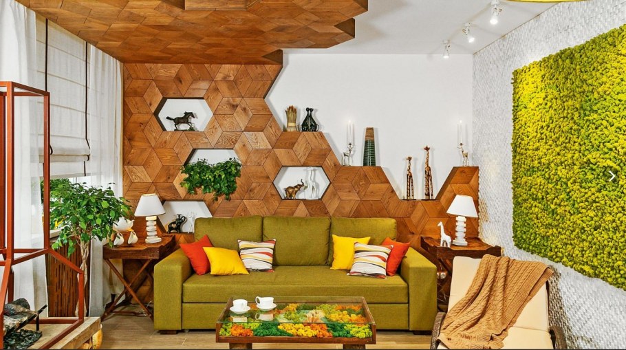 Экостиль в гостиной с фитостеной