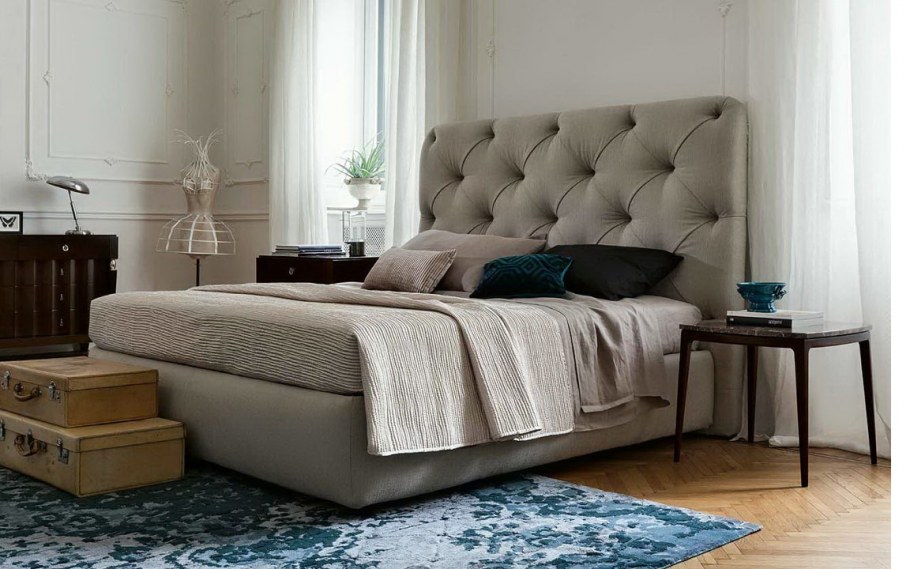 Пудровая кровать в интерьере