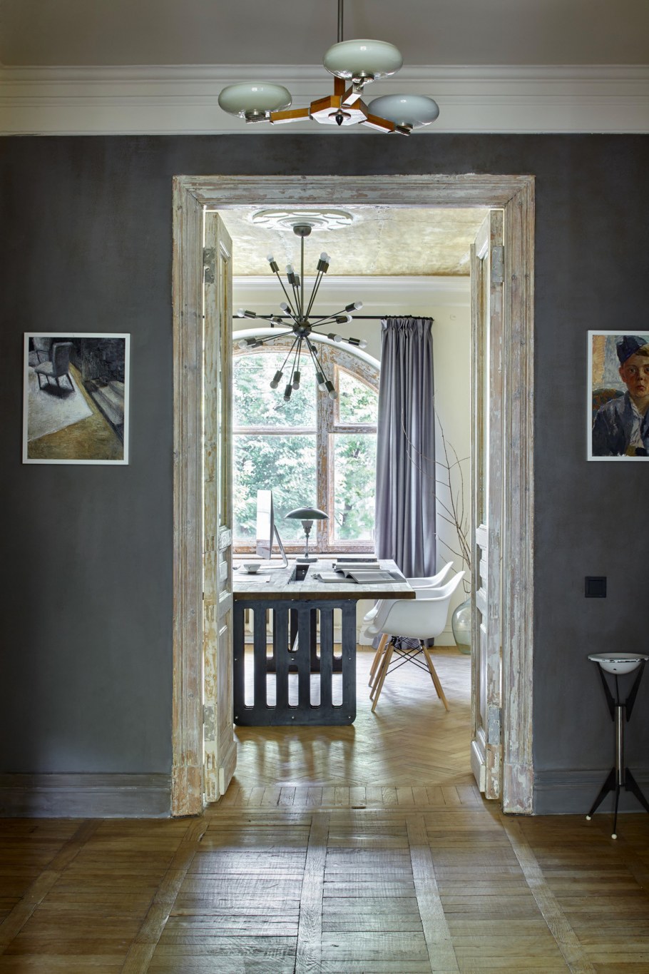 Прихожая в неоклассическом стиле в загородном доме