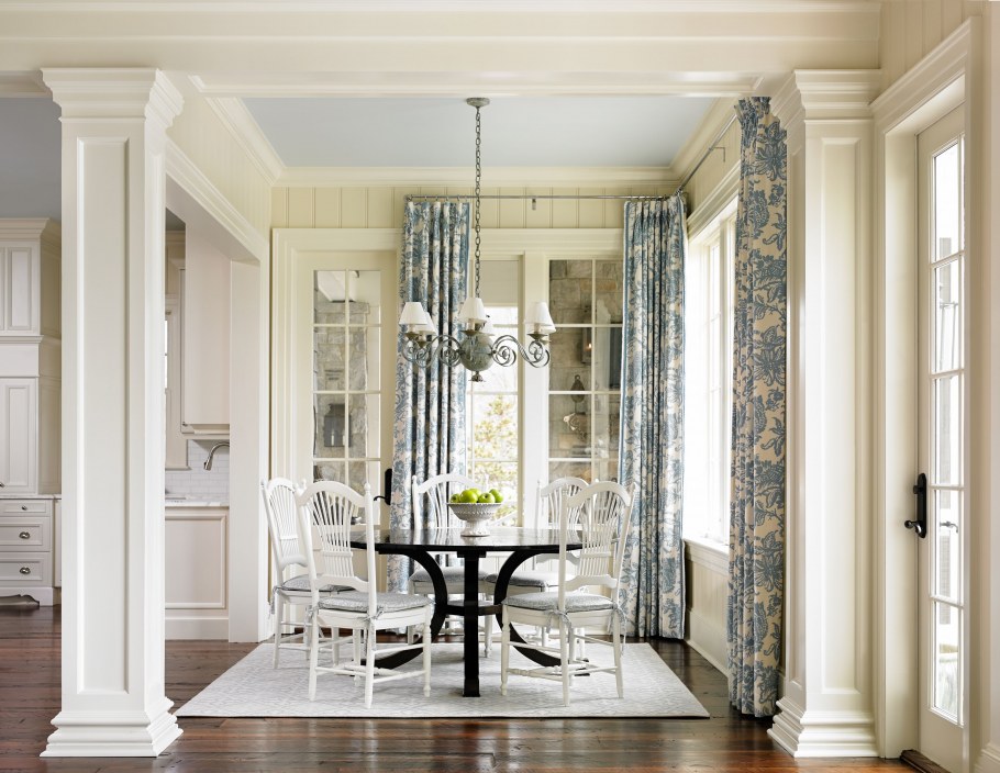 Гипсовые колонны в интерьере