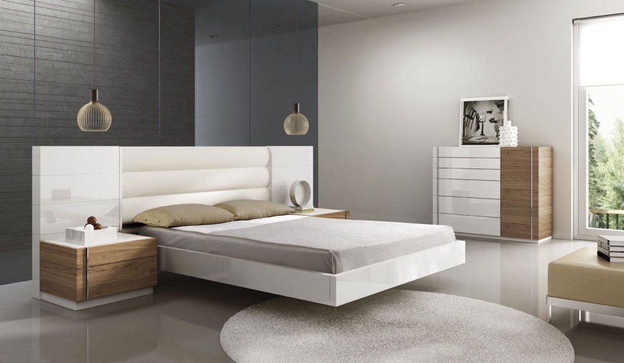 Кровать с тумбочками в изголовье