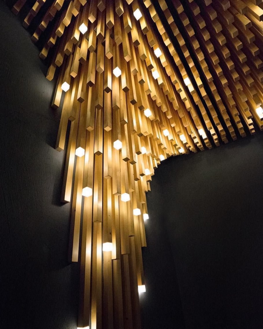 Деревянные рейки в коридоре