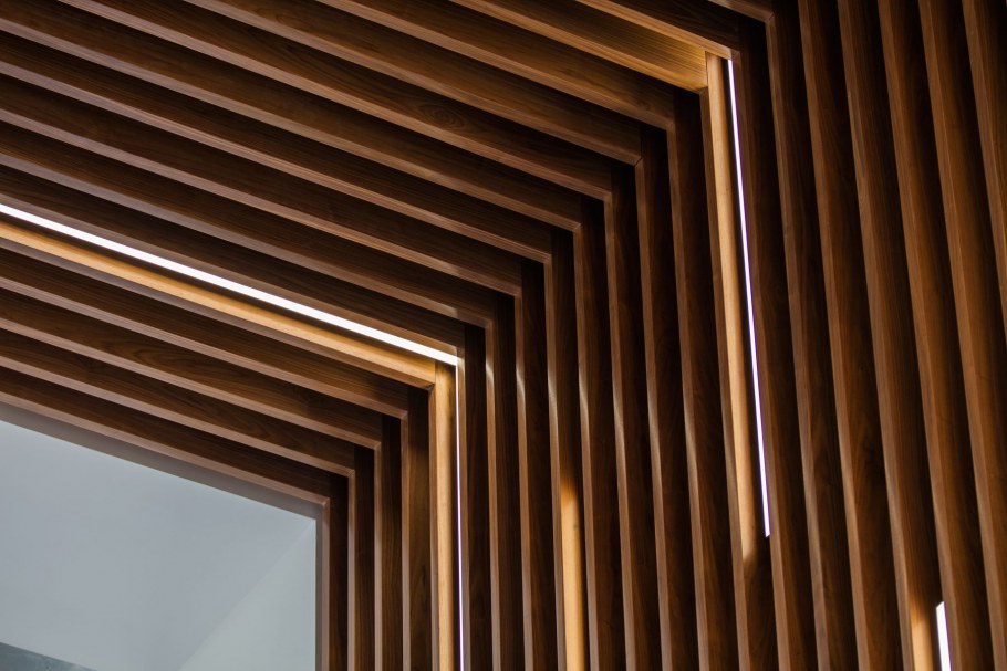 Деревянное изголовье с подсветкой