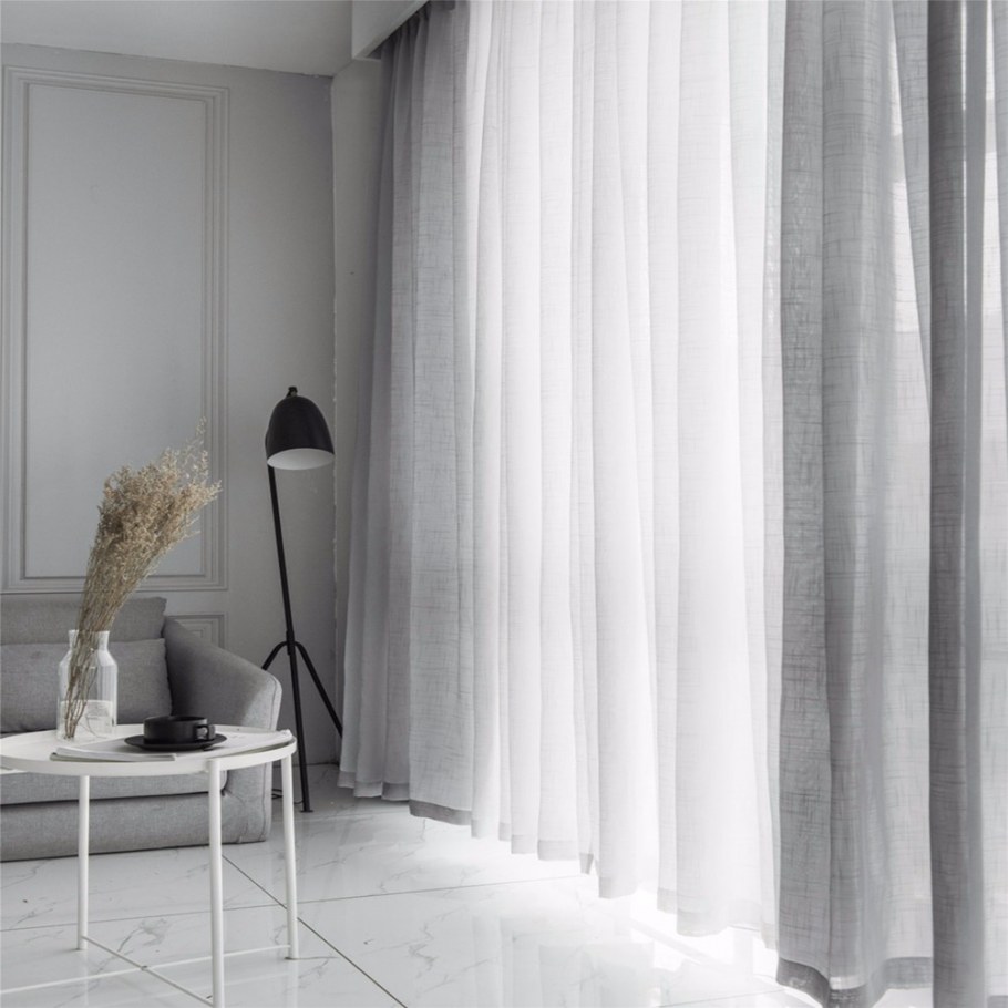 Окно с белой тюлью