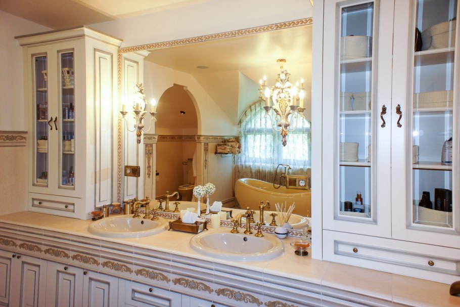 Лепнина молдинги буазери на зелёной стене текстура