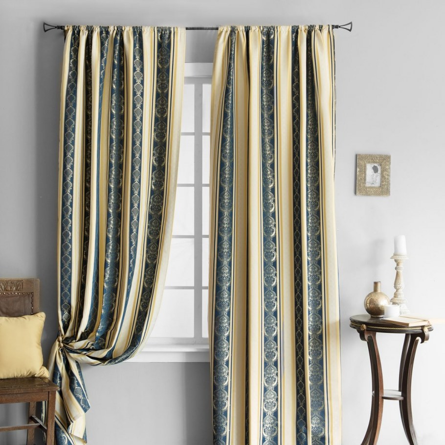 Полосатые шторы в интерьере гостиной