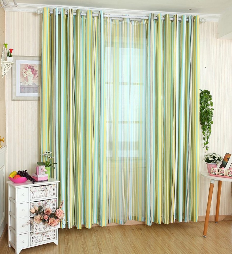 Полосатые шторы в спальне
